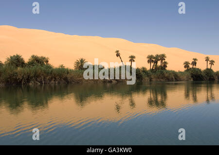 Umm el ma il lago, Erg Awbari, il deserto del Sahara, Fezzan, Libia, Nord Africa Foto Stock