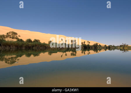 Umm el ma il lago, Erg Awbari, il deserto del Sahara, Fezzan, Libia, Nord Africa Foto Stock
