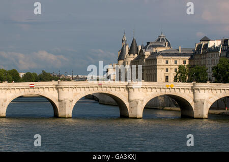 Conciergerie e Pont Neuf bridge, Ile de la Cite, Parigi, Francia, Europa Foto Stock