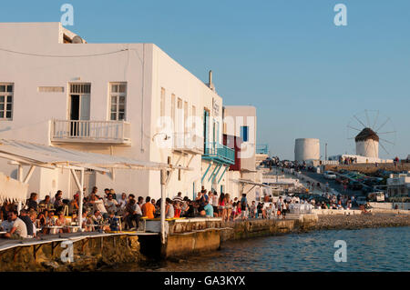 La gente al Waterfront, Little Venice, Mykonos Town o Chora, Mykonos, Cicladi Grecia, Europa Foto Stock