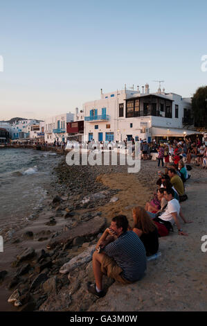 Le persone in spiaggia, guardando il tramonto, Little Venice, Mykonos Town o Chora, Mykonos, Cicladi Grecia, Europa