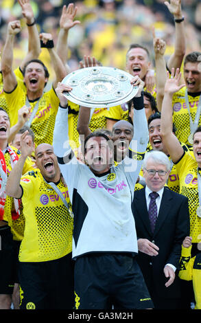 Il Borussia Dortmund, Tedesco soccer champion, tifo, Weidenfeller romana con il campione del trofeo, da sinistra: Dede, Romana Foto Stock