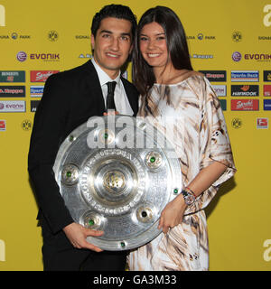 Nuri Sahin con il tedesco campione del trofeo e la moglie Tugba, Borussia Dortmund football club, campione celebrazione in Dortmund U Foto Stock