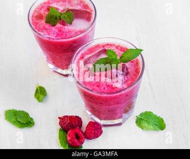 Iced fresche lamponi frullati con foglie di menta fresca e frutta Lampone Foto Stock
