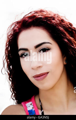 Donna ispanica all'esterno ritratto attraente sorriso sottile Foto Stock