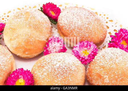 Ciambelle fatte in casa decorata con fiori. Foto Stock