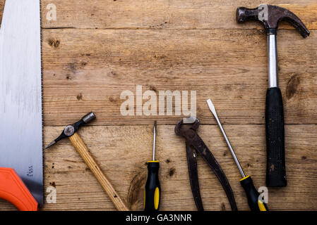 Selezione di attrezzi di falegnameria da sopra. su un piano di lavoro in legno banco. Foto Stock