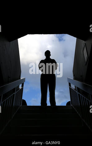 Un membro delle forze armate guardie un ingresso al giorno sei dei campionati di Wimbledon al All England Lawn Tennis e Croquet Club, Wimbledon. Foto Stock