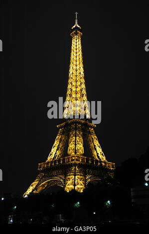 La Torre Eiffel (Tour Eiffel) di notte, Parigi, Francia. Foto Stock