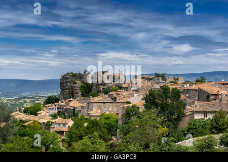 La collina villaggio di Saignon nel Luberon Provence Foto Stock