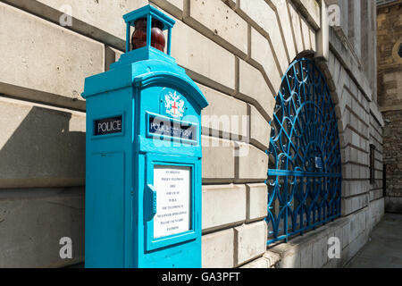 London, Regno Unito - 25 Giugno 2016: polizia di Londra pubblica nella casella Chiamate. Polizia originale telefono azzurro scatola che era libero per l'uso Foto Stock