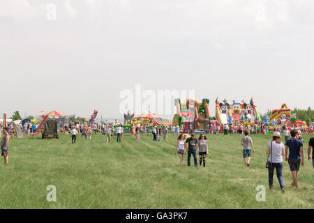 La folla di persone in una piscina fun park in Russia Foto Stock