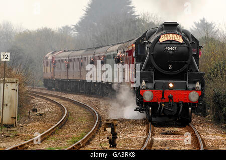 45407 Locamotive arrotondando la piega Foto Stock