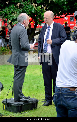 Alastair Stewart, ITN reporter, e Chris temolo, College Green, Westminster. Leadership conservatore Battaglia, 30 giugno 2016. Foto Stock