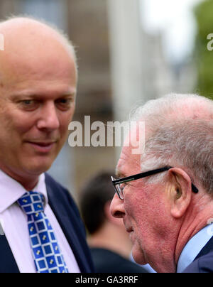 Sir Roger Gale MP (Cost: Nord Thanet) parlando di Chris Grayling MP (Cost: Epsom and Ewell), College Green, Westminster, Giugno 2016 Foto Stock