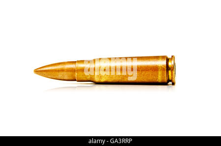 7.62x39mm vecchio fucile da assalto proiettili isolati su sfondo bianco Foto Stock