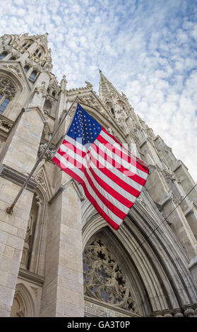 Bandiera americana a san Patrizio cattedrale in New York City, Stati Uniti d'America Foto Stock