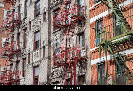 Gli edifici di vecchia costruzione con le scale antincendio di New York ity, STATI UNITI D'AMERICA Foto Stock