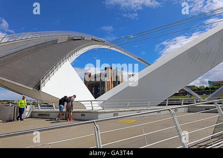 Il Gateshead Millennium Bridge essendo sollevata .Newcastle upon Tyne Foto Stock