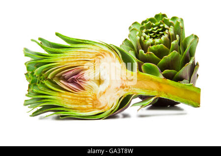 Carciofi freschi frutti e metà isolato su sfondo bianco Foto Stock