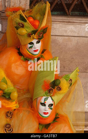 In Masketeers decorativo sontuoso in verde e in arancione costume di Venezia Festival di maschera Foto Stock