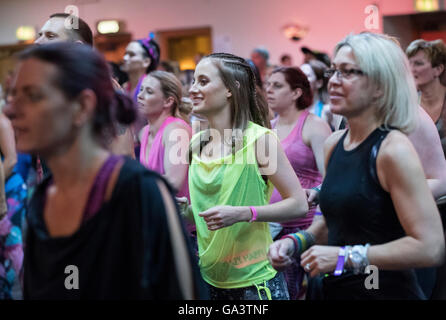 Solo uso editoriale TV personality Rosie Fortescue (centro) prende parte in una Zumba Fitness masterclass la sessione al Regno Unito istruttore Academy presso il Troxy nella zona est di Londra. Foto Stock