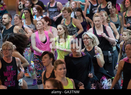 Solo uso editoriale TV personality Rosie Fortescue (centro) prende parte in una Zumba Fitness masterclass la sessione al Regno Unito istruttore Academy presso il Troxy nella zona est di Londra. Foto Stock