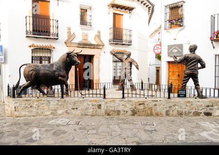 Statua celebrando la quota annua di bull run di Grazalema, Sierra de Grazalema parco naturale, Andalusia, Spagna. Foto Stock