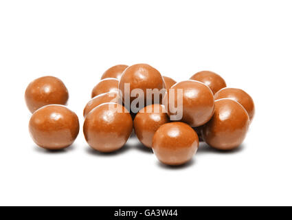 Le sfere di cioccolato isolato su sfondo bianco Foto Stock
