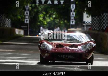 Goodwood, Chichester, West Sussex, Regno Unito. Il 25 giugno, 2016. Una Ford GT40 aziona la collina fino al 2016 Goodwood Festival della velocità Foto Stock