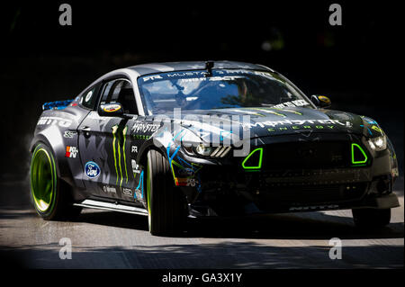 Vaughn Gittin Jnr aziona una Ford Mustang RTR su per la collina fino al Festival di Goodwood di velocità 2016 Foto Stock