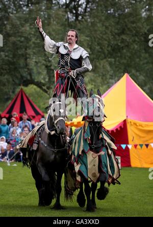 Membri del Les amis d'Onno, una storia viva stunt esecuzione di gruppo, prendere parte ad un annuale giostre medievali torneo a Linlithgow Palace, West Lothian, Scozia. Foto Stock