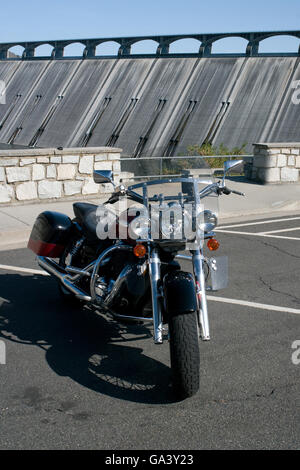 Un motociclo è parcheggiato di fronte alla Grand Coulee Dam in Grand Coulee, nello Stato di Washington, USA. Foto Stock