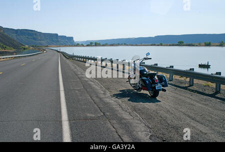 Un motociclo lone è parcheggiato in stato di Washington's scenic highway 155, a sud del Grand Coulee, nello Stato di Washington, USA. Foto Stock