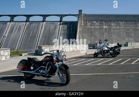 Numerosi motocicli è parcheggiato di fronte alla Grand Coulee Dam in Grand Coulee, nello Stato di Washington, USA. Foto Stock