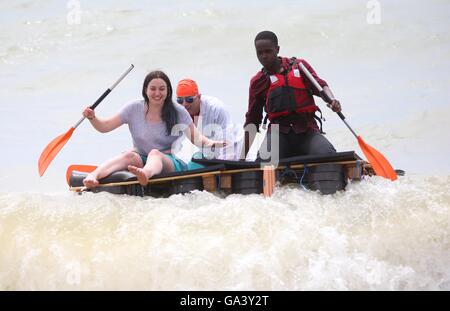 " Paddle qualcosa di insolito' gara durante la racchetta intorno al molo di Brighton Festival. Foto Stock