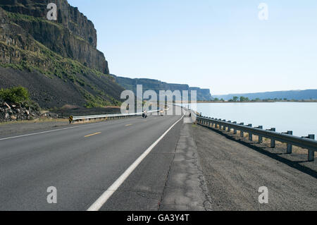 Motociclisti ride su stato di Washington's scenic highway 155, a sud del Grand Coulee, nello Stato di Washington, USA. Foto Stock