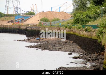 Guardando lungo la sponda del fiume Tyne. Foto Stock