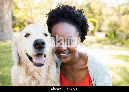 Donna in posa con un cane Foto Stock