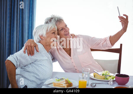 Senior donna prendendo un selfie Foto Stock