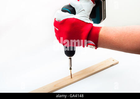 Avvitamento witn cacciavite elettrico Foto Stock