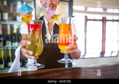 Cameriera consegna cocktail Foto Stock