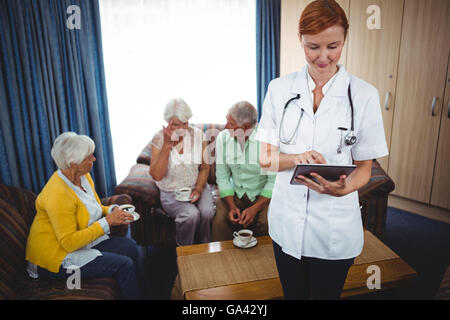 Ritratto di un infermiere sorridente con gli anziani Foto Stock