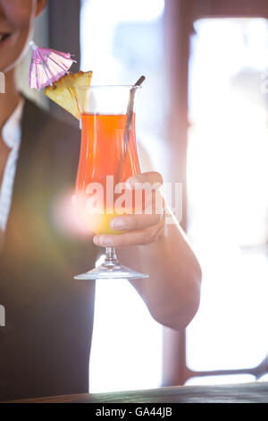 Cameriera consegna cocktail Foto Stock
