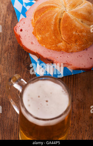 Polpettone bavarese in un panino con birra Foto Stock