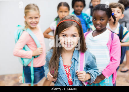 Un gruppo di ragazzi che stanno sulla terrazza della scuola Foto Stock
