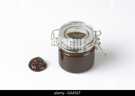 Vaso di carni di marmellata di prugne su sfondo bianco Foto Stock