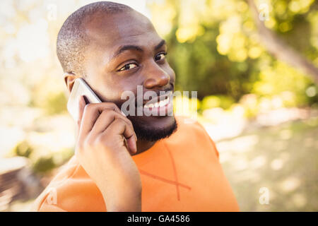 Uomo felice chiamando al telefono Foto Stock