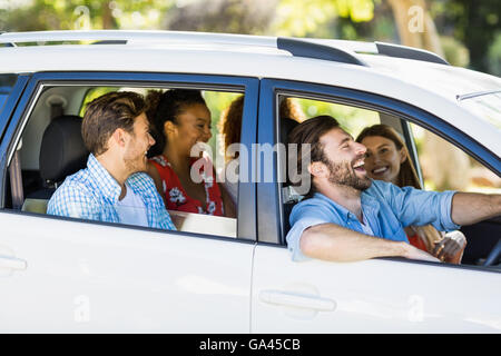 Gruppo di amici divertendosi in auto Foto Stock