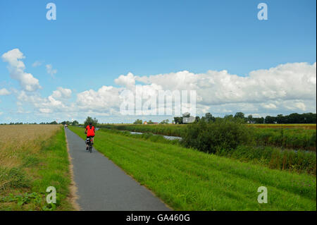 Hadelner Kanal, Elbe-Weser-Schifffahrtsweg, Otterndorf vicino a Cuxhaven, Germania Foto Stock